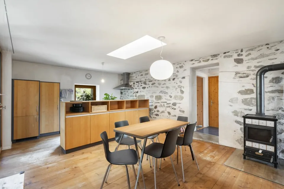 Magnifico edificio con 3 appartamenti a Forel