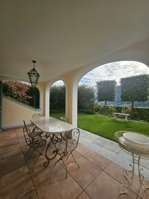 Raffinato monolocale con terrazza e giardino