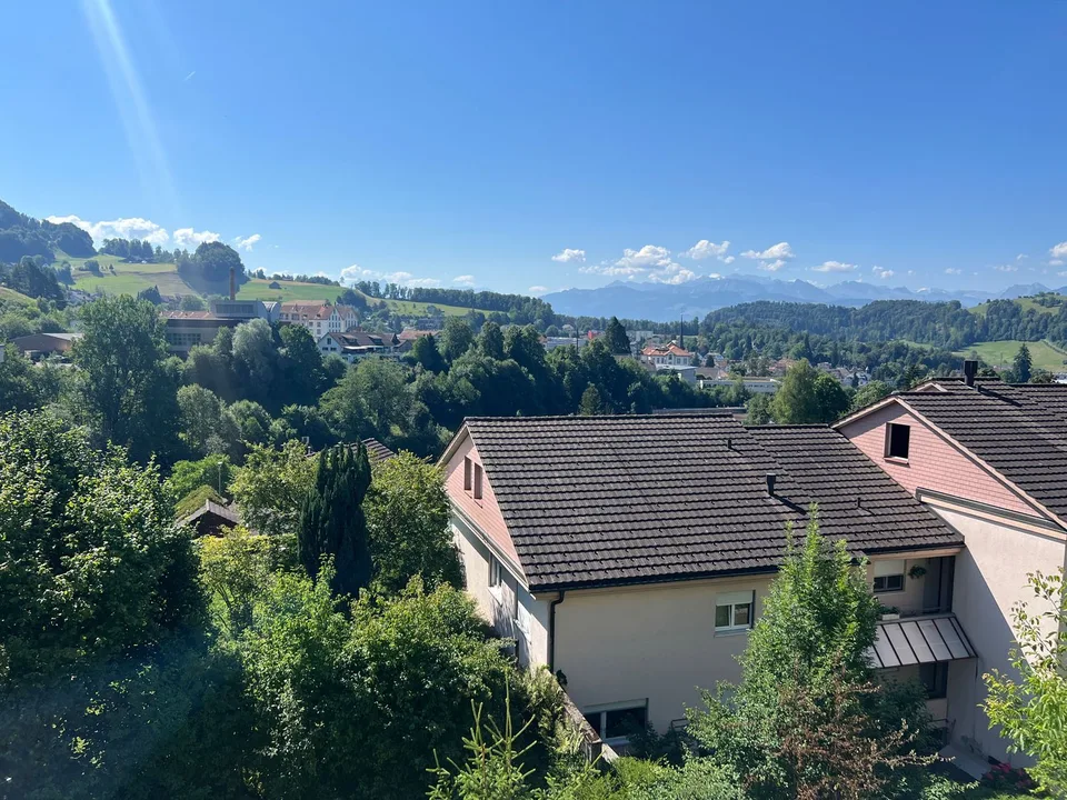 3.5-Zimmer-Wohnng mit grosser Terrasse / Wintergarten und herrlichem Ausblick
