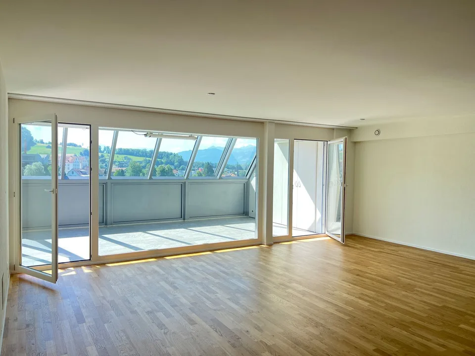 3.5-Zimmer-Wohnng mit grosser Terrasse / Wintergarten und herrlichem Ausblick