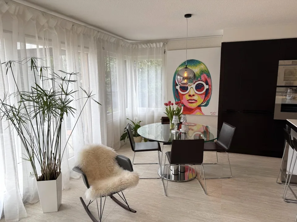 Villa a schiera con giardino bellamente sistemato e fiorito