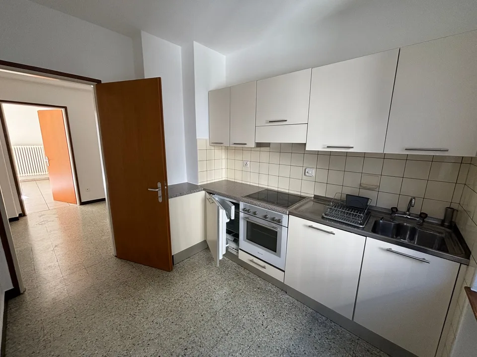AFFITTASI LUMINOSO APPARTAMENTO DI 2.5 LOCALI - BELLINZONA CENTRO