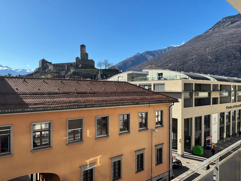 AFFITTASI LUMINOSO APPARTAMENTO DI 2.5 LOCALI - BELLINZONA CENTRO