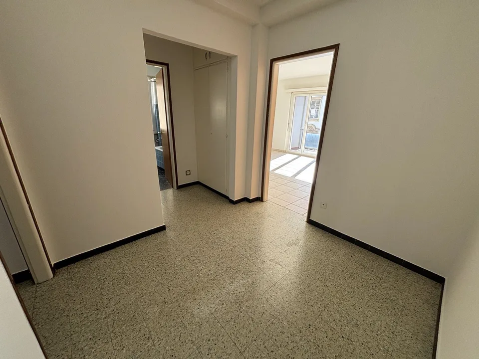 AFFITTASI LUMINOSO APPARTAMENTO DI 2.5 LOCALI - BELLINZONA CENTRO