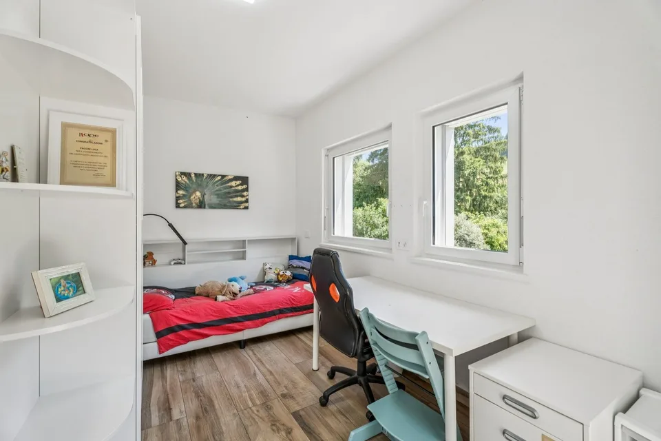 Modernes Familienhaus mit großem Garten – Foto 10 von 11