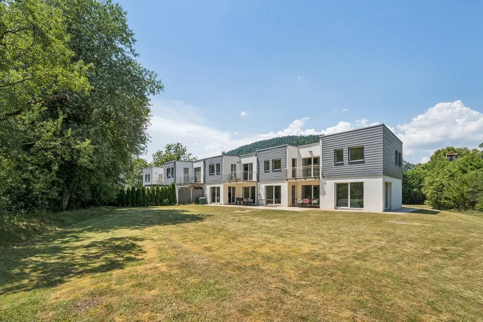 Casa familiare contemporanea con ampio giardino