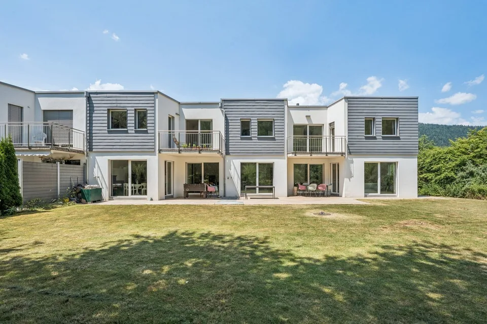 Casa familiare contemporanea con ampio giardino