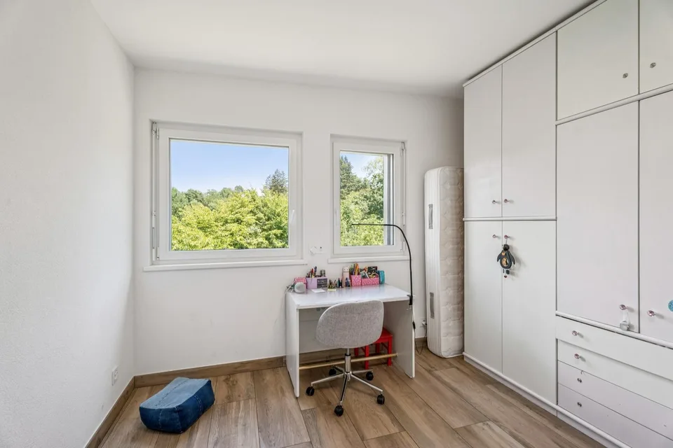 Modernes Familienhaus mit großem Garten – Foto 8 von 11