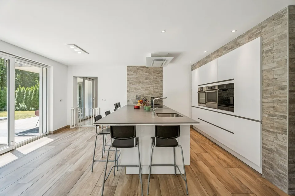 Casa familiare contemporanea con ampio giardino