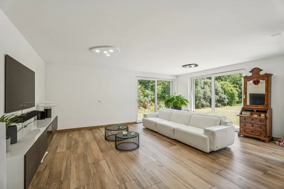 Maison familiale contemporaine offrant un vaste jardin