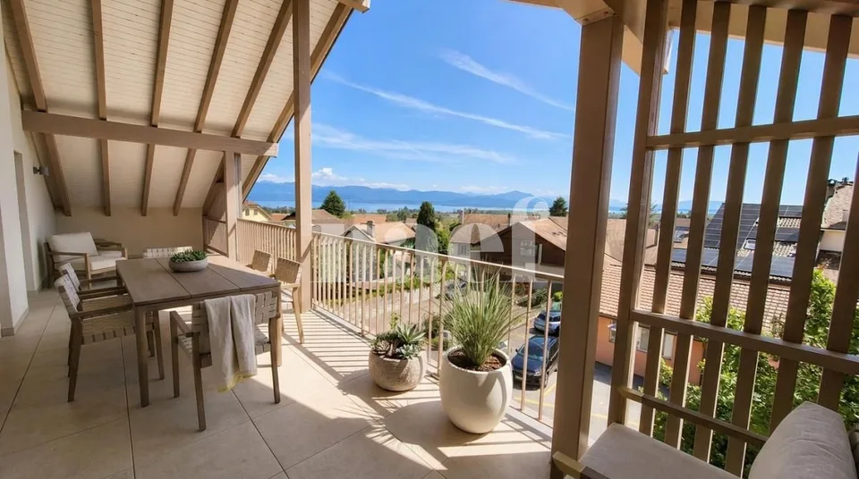 Bel appartement de 4 pièces dans les combles avec grand balcon et vue lac