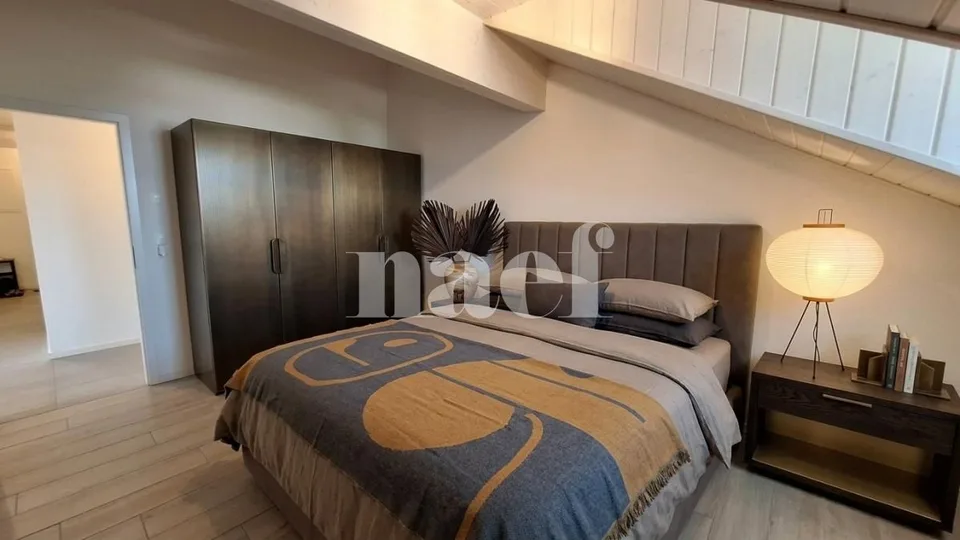 Bello appartamento di 4 locali nel sottotetto con ampio balcone e vista lago