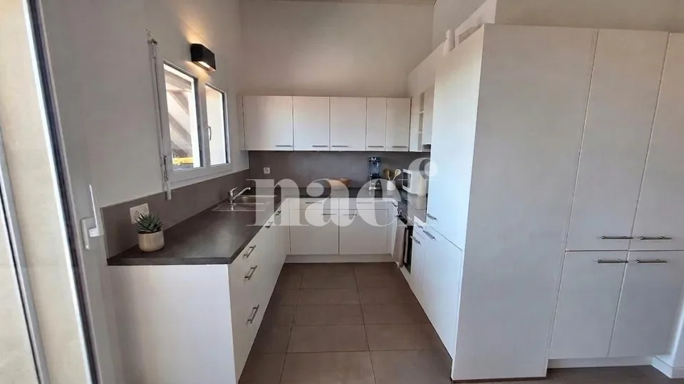 Bello appartamento di 4 locali nel sottotetto con ampio balcone e vista lago