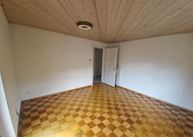 Ampio appartamento, su 2 piani, di 4,5 locali in una casa di 3 famiglie