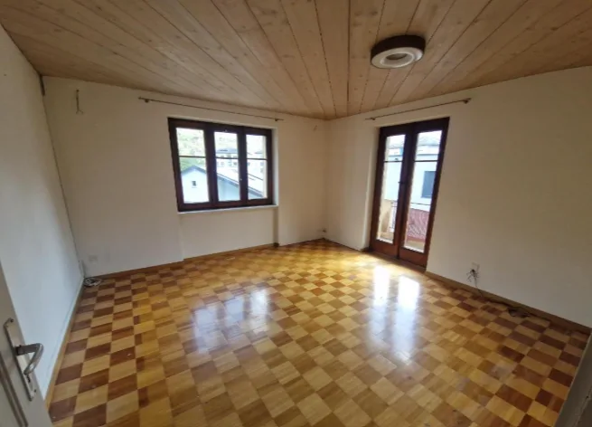 Ampio appartamento, su 2 piani, di 4,5 locali in una casa di 3 famiglie