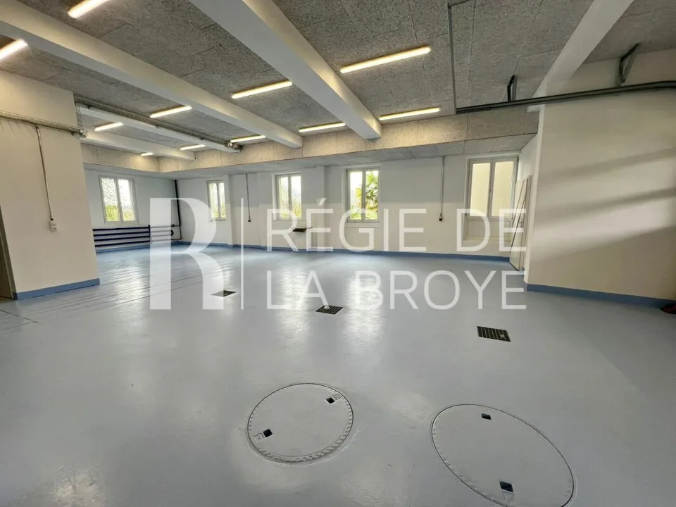 Locale - cauzione di ca. 140 m² a Bussy