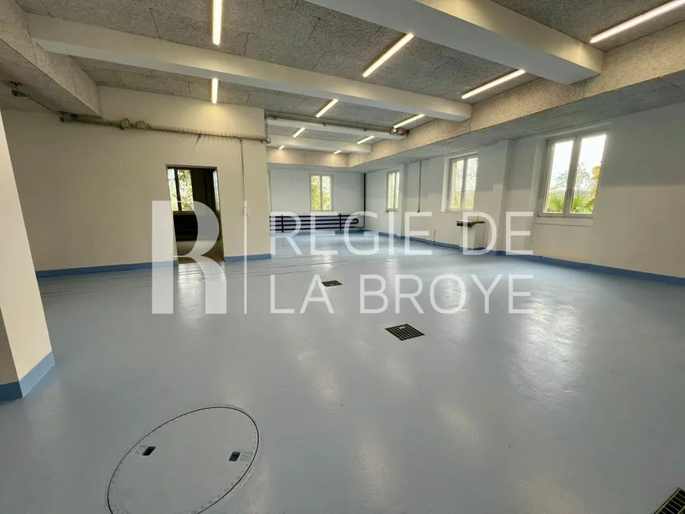 Locale - cauzione di ca. 140 m² a Bussy