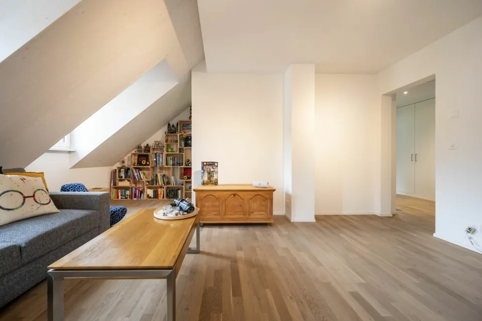 Casa multifamiliare con riserva di espansione e terreno edificabile