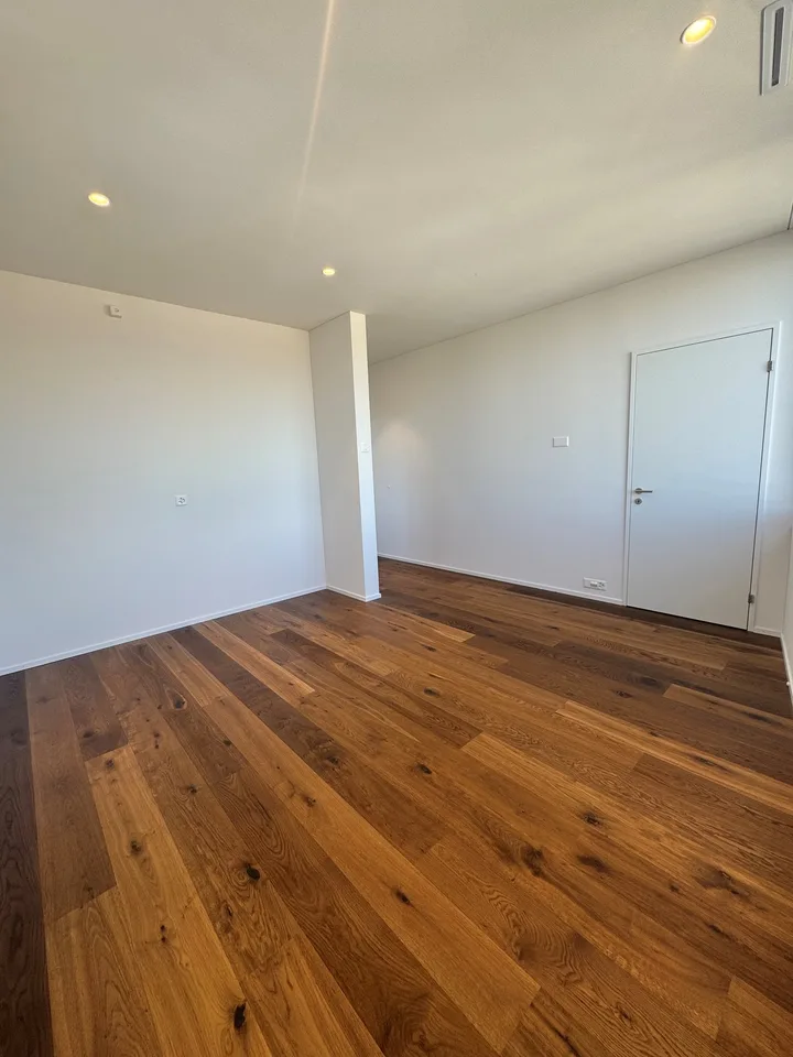 Appartement mansardé moderne de 3,5 pièces à Steinhausen – Construction neuve 2025