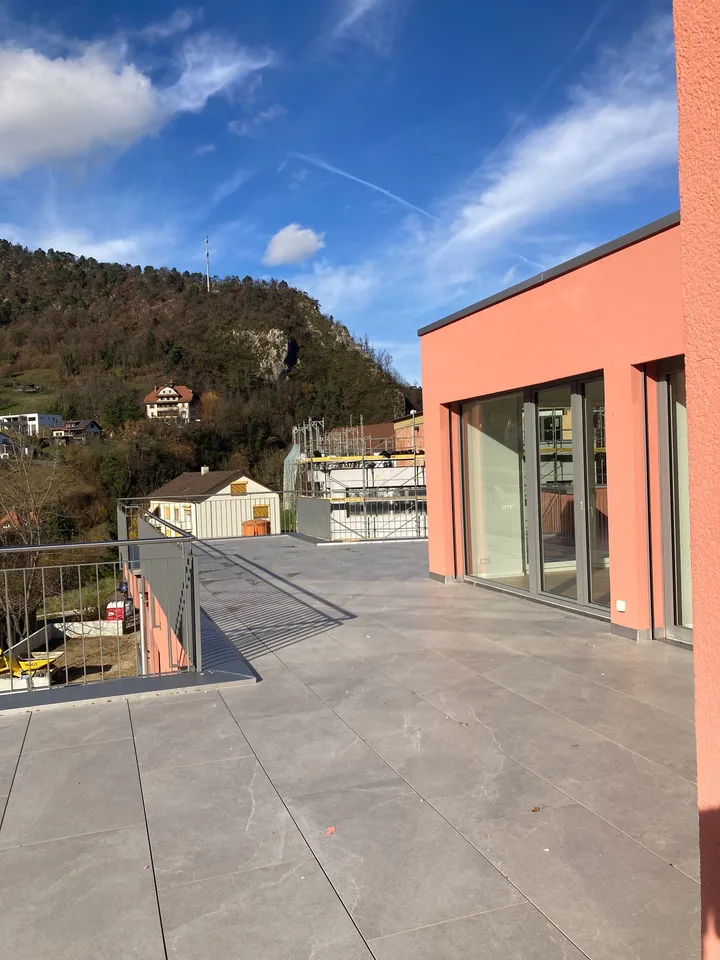 Moderne 2.5-Zimmer-Attika -Wohnung mit Bergblick in Waldenburg