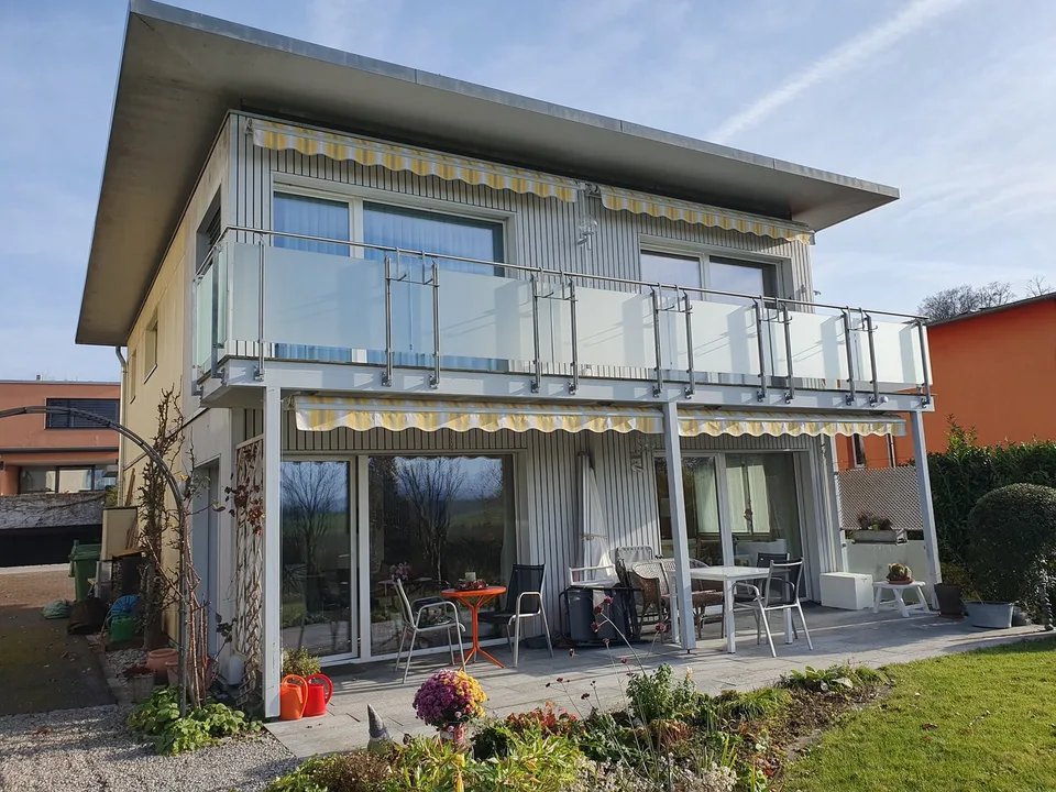 Freistehendes 5 1/2 Zimmer Einfamilienhaus mit Garage und Parkplatz