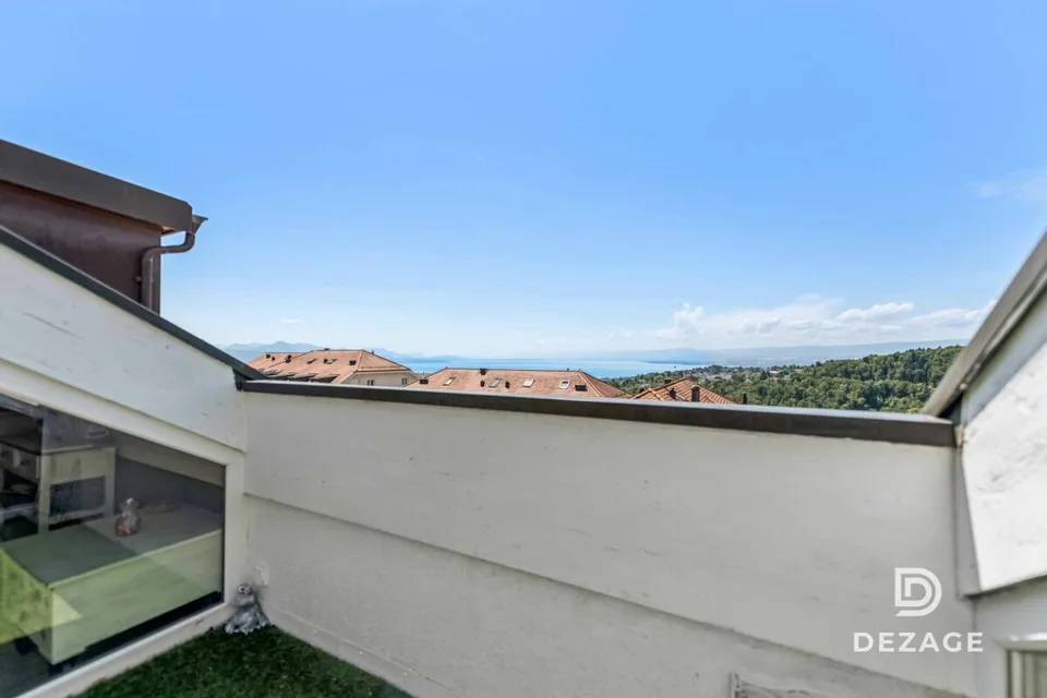 Weites Dachgeschoss mit viel Licht an den Toren von Lausanne mit Panoramablick auf den See