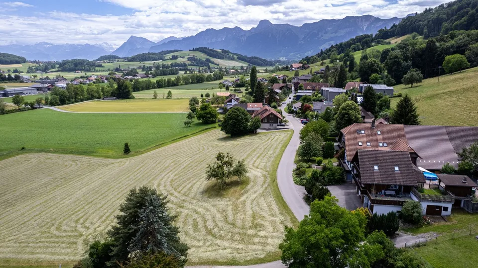 Terreno edificabile di 1'336 m2 con vista panoramica a Burgistein in vendita