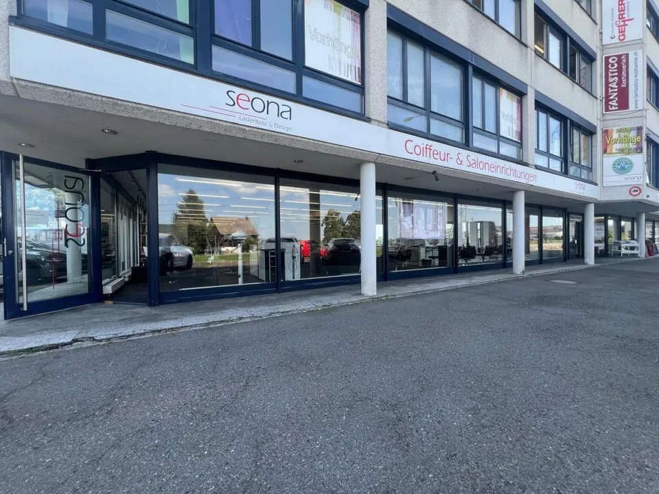 Surface commerciale attractive avec emplacement idéal au Siebnen Center !