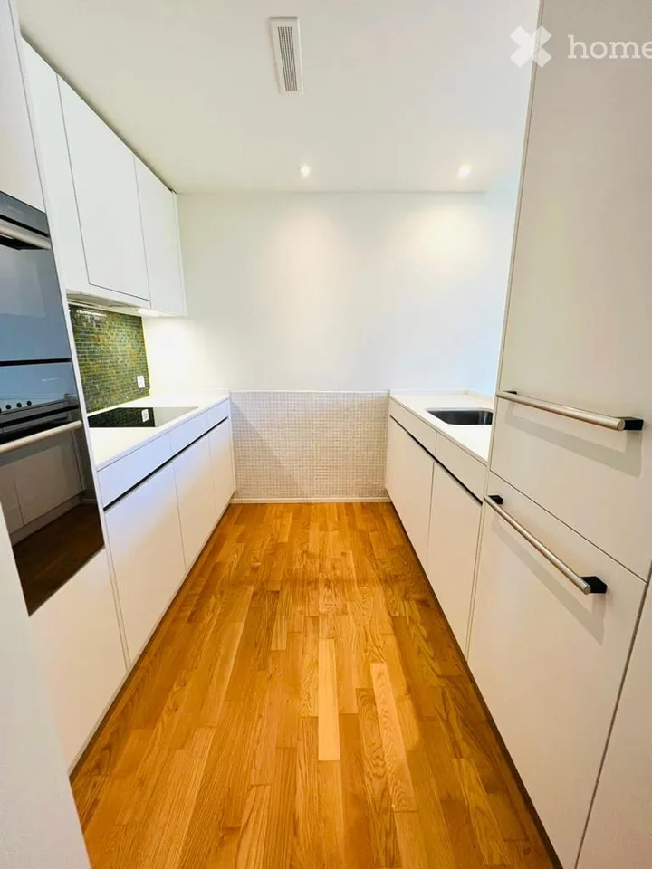 4.5-room row house with garage and 2 outdoor parking spaces directly in front of the house