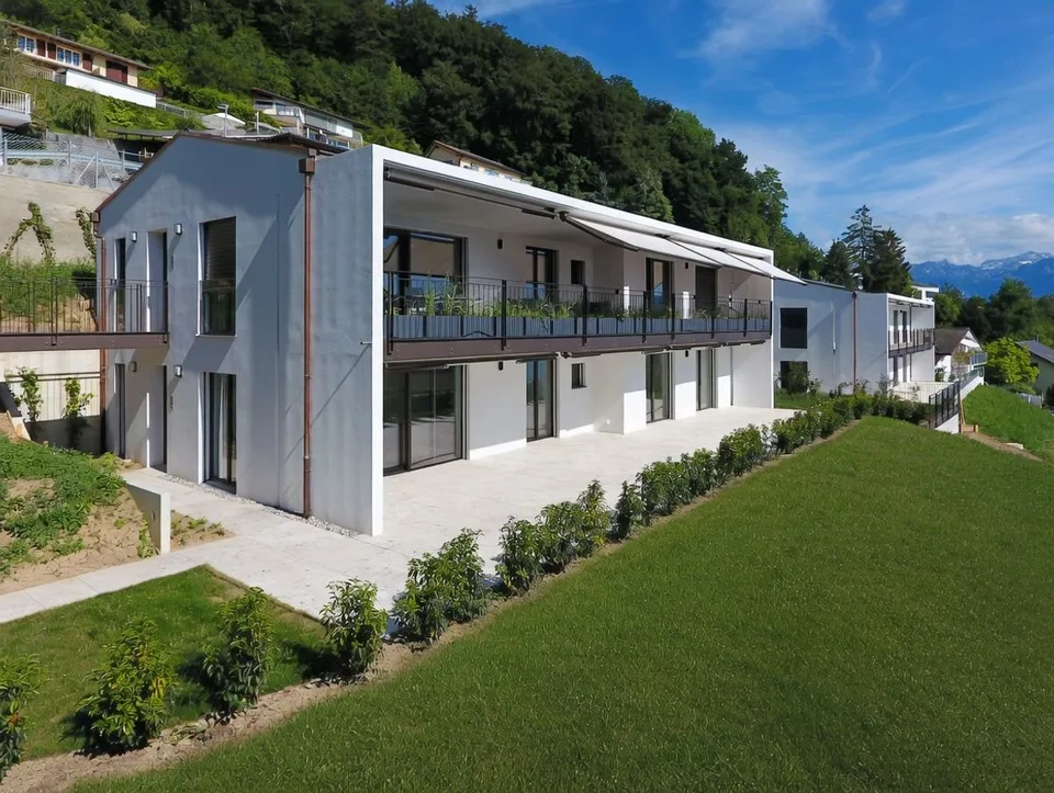 Schöne Aussicht auf den See - mit Terrasse und Garten