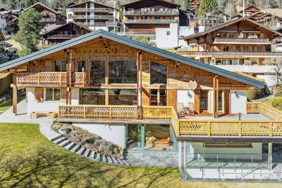 EXCLUSIVITE - CHALET ATYPIQUE - CENTRE VILLAGE sur 2000 m2 de terrain