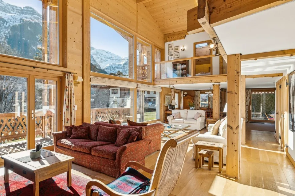 ESCLUSIVA - CHALET ATIPICO - CENTRO DEL PAESE su 2000 m2 di terreno