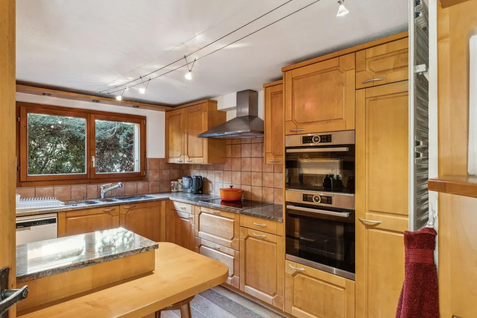 EXKLUSIVITÄT - UNTYPISCHES CHALET - ORTSMITTE auf 2000 m2 Grundstück – Foto 9 von 13