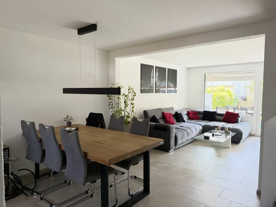 Sogno di famiglia moderno con giardino privato