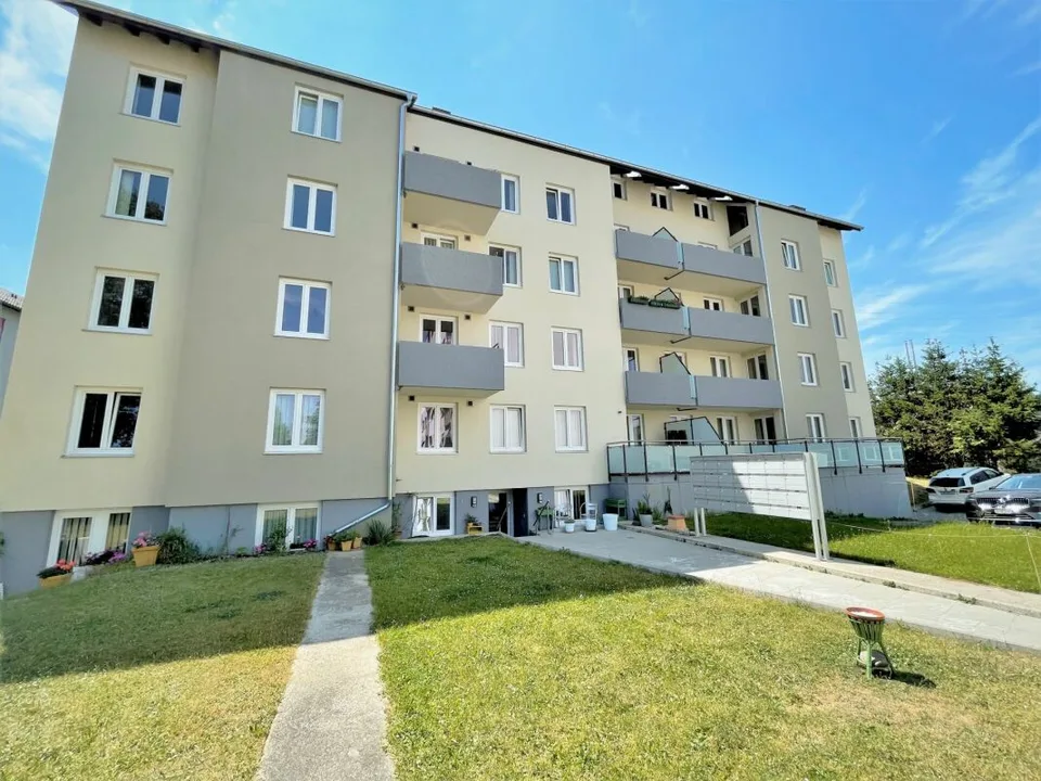 Ampio appartamento di 3,5 locali in zona tranquilla con balcone, posto auto e buona accessibilità