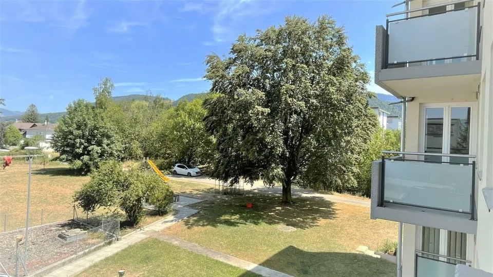 Ampio appartamento di 3,5 locali in zona tranquilla con balcone, posto auto e buona accessibilità