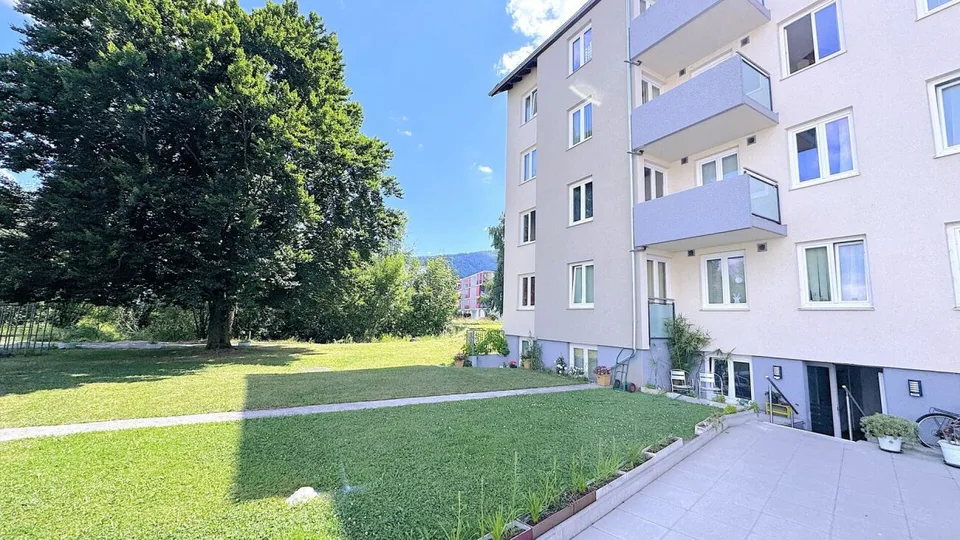 Ampio appartamento di 3,5 locali in zona tranquilla con balcone, posto auto e buona accessibilità