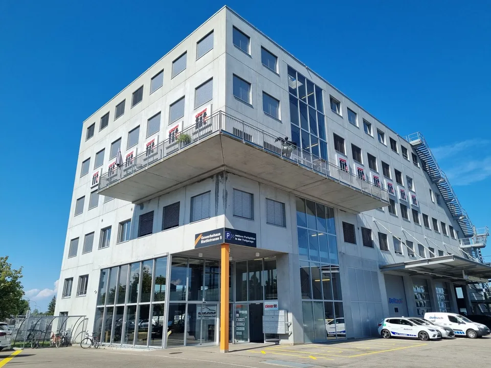 Au 4e étage, 58 m² sont encore disponibles dans un emplacement attrayant avec une vue lointaine.