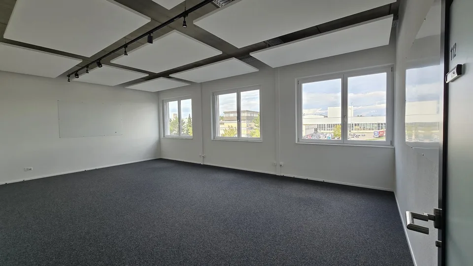 Au 4e étage, 58 m² sont encore disponibles dans un emplacement attrayant avec une vue lointaine.