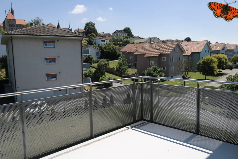 2 ½ ZIMMER - Mit Balkon!