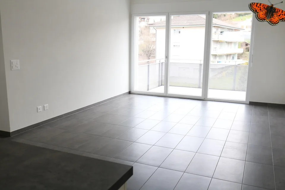 2 ½ ZIMMER - Mit Balkon!