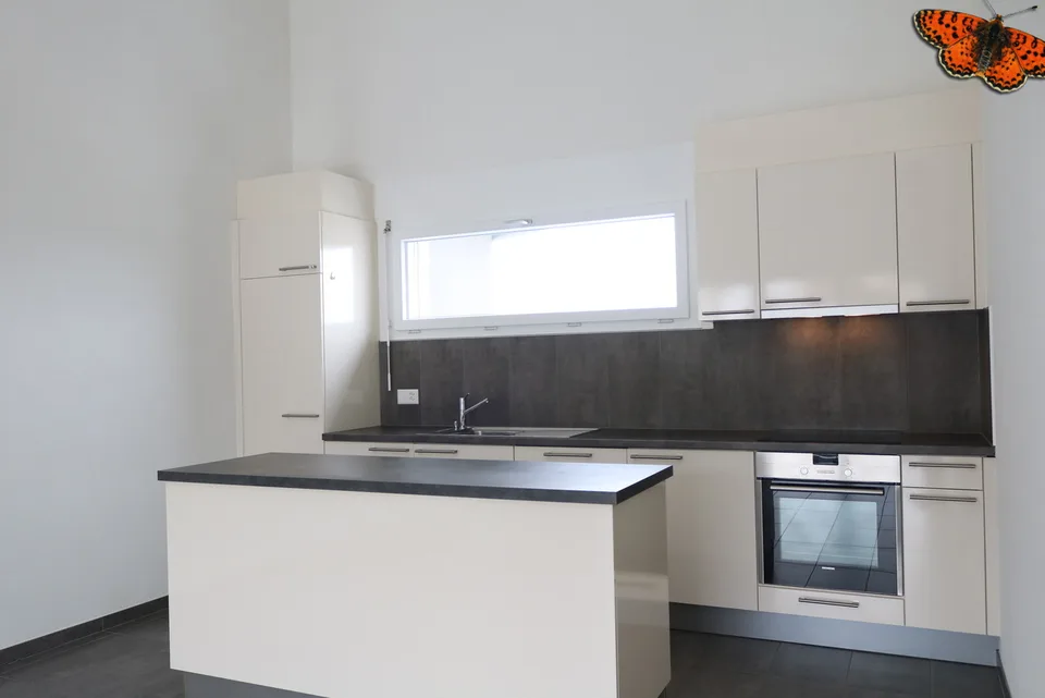 2 ½ ZIMMER - Mit Balkon!
