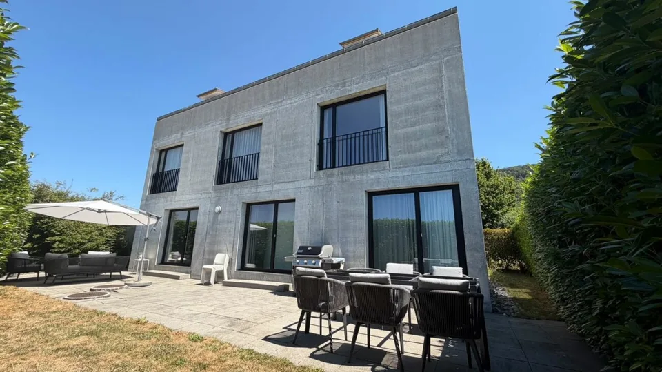 Architektonisches 5.5-Zimmer-Designerhaus mit Loftcharakter und weitläufiger Blick ins Grüne