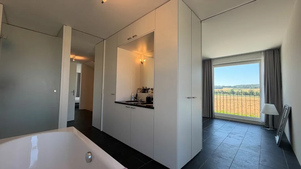 Maison de designer architecturale 5.5 pièces avec caractère loft et vue étendue sur le vert