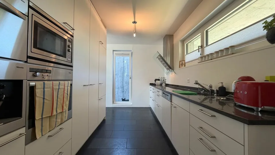 Maison de designer architecturale 5.5 pièces avec caractère loft et vue étendue sur le vert