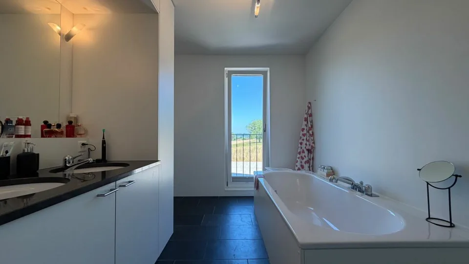 Maison de designer architecturale 5.5 pièces avec caractère loft et vue étendue sur le vert