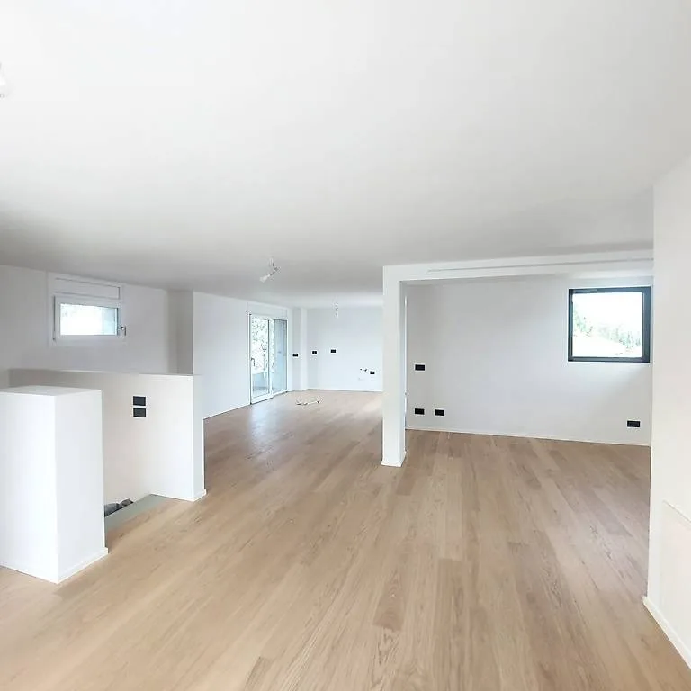 Gentilino, modernes Dachgeschoss-Duplex 3.5 renoviert