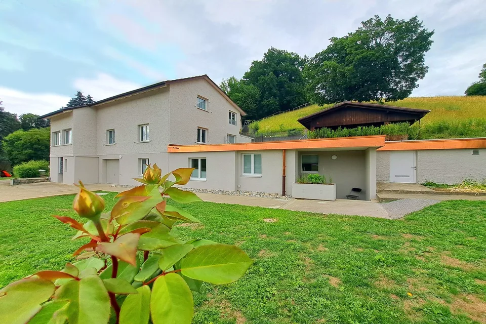 3'084 m² di paradiso in pendio soleggiato - con una casa a tre famiglie redditizia