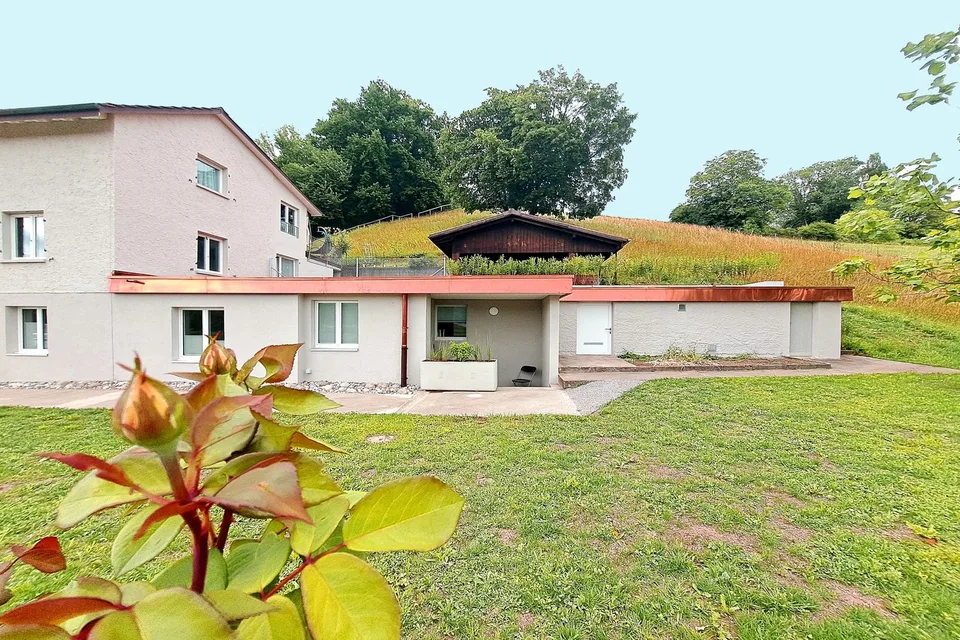 3'084 m² di paradiso in pendio soleggiato - con una casa a tre famiglie redditizia