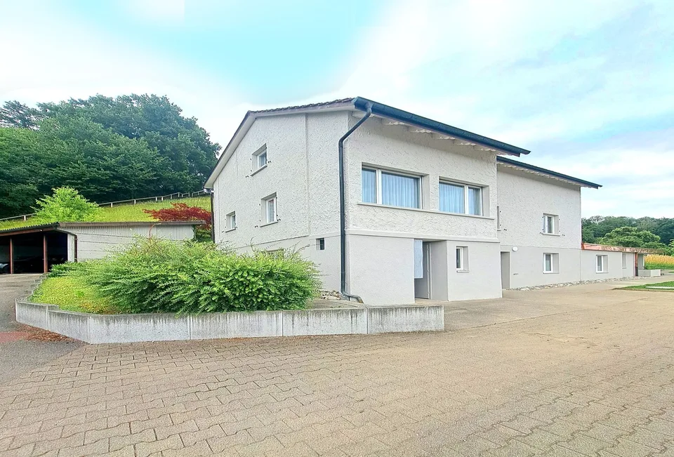 3'084 m² di paradiso in pendio soleggiato - con una casa a tre famiglie redditizia